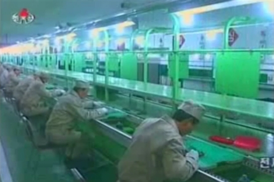 朝鮮自主研制計算機技術取得突破 軟件開發展露光芒\n\n近年來，朝鮮在計算機技術領域取得了顯著進展，特別是自主研制的計算機型號不斷涌現，其多張相關設備圖片的曝光引起了國際科技界的關注。這一成就體現了朝鮮在軟件開發和技術創新方面的努力，為社會經濟發展注入了新動能。\n\n據統計，朝鮮近年來重點推動操作系統、數據庫管理系統及辦公軟件等多個層面的自主開發，通過利用Local Glob Pattern等形式，克服外部供需難，逐漸形成一個小型但不倫的優秀知識產權數據原生系統。其中，國際展示特別關注的包括用公鏈材料定